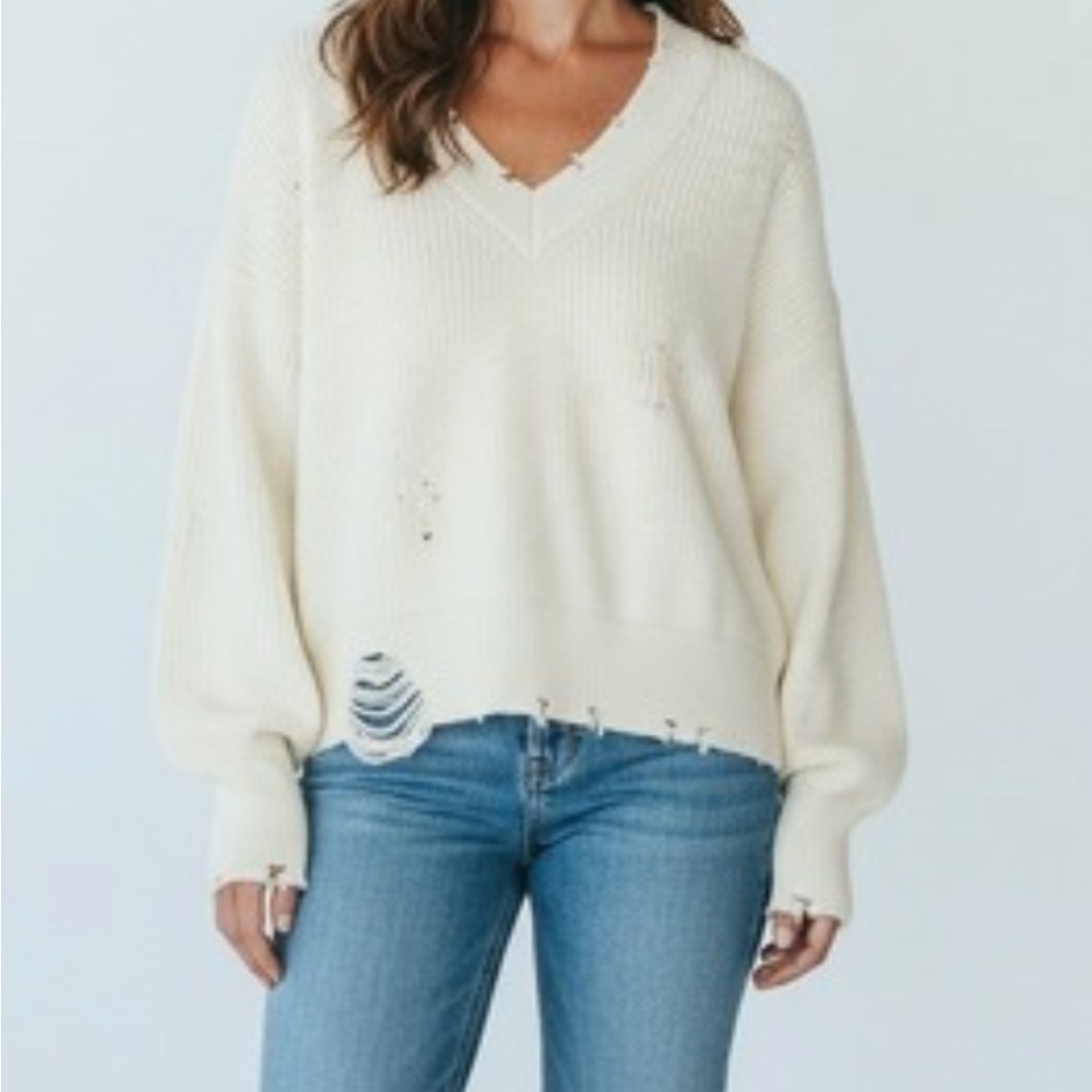 525 Distressed White Women's Sweater nwt